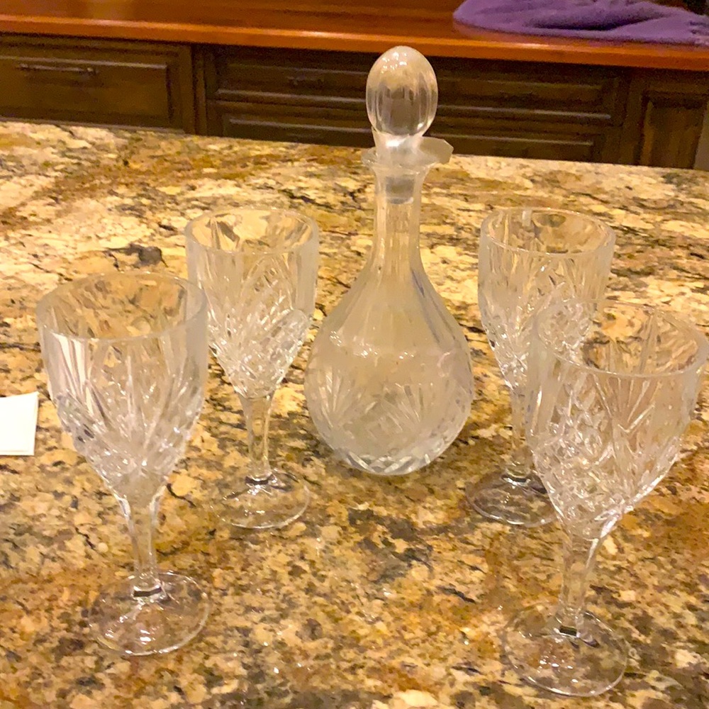 Decanter and set of four wine glasses